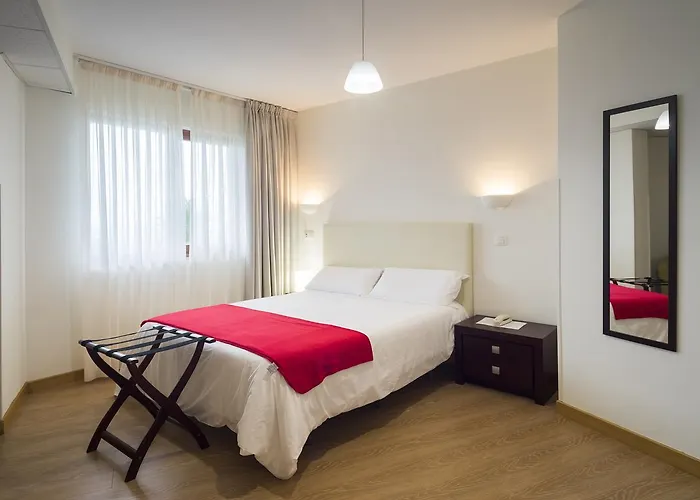 蒙塔内斯酒店 3*